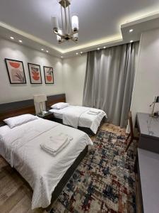 Postel nebo postele na pokoji v ubytování luxury apartment - شقه فاخره