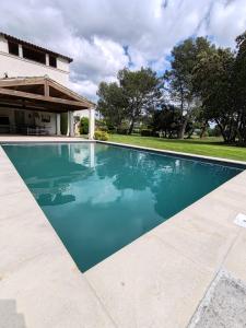 a swimming pool in front of a house at La Tour D'Orgueil in Mallemort