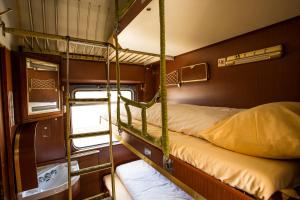 Postel nebo postele na pokoji v ubytování Train Lodge Amsterdam