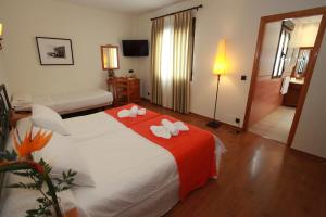 En eller flere senger på et rom på Hotel La Bodega
