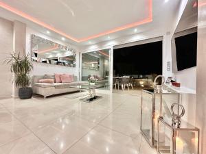 Μια τηλεόραση ή/και κέντρο ψυχαγωγίας στο Luxury house Atlantico private heated pool