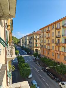 a view of a city street with buildings at Kalìda Space - Camera matrimoniale in La Spezia