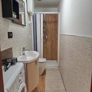 a bathroom with a toilet and a sink and a shower at Kalìda Space - Camera matrimoniale in La Spezia +4 photos