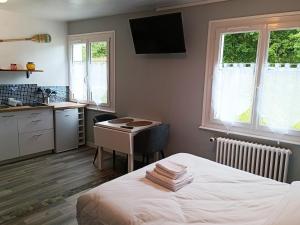 Kuchyň nebo kuchyňský kout v ubytování Hôtel-Relais De Trefeuntec + 34 fotografií
