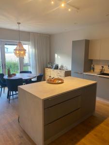 Dapur atau dapur kecil di Cozy Coastal Home Bettystown +18 gambar