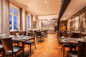 a restaurant with tables and chairs in a room at TOP CityLine Klassik Altstadt Hotel Lübeck in Lübeck