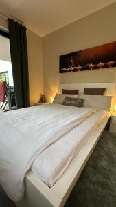 a bedroom with a large white bed in a room at FREIraum14 in Oldenburg