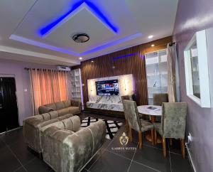 TV a/nebo společenská místnost v ubytování Gabbys Suites