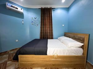 Postel nebo postele na pokoji v ubytování Gabbys Suites