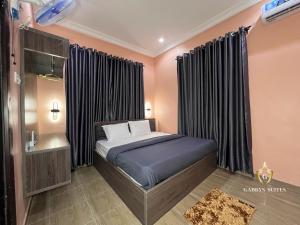 Postel nebo postele na pokoji v ubytování Gabbys Suites