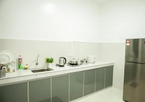 Η κουζίνα ή μικρή κουζίνα στο House of Happiness Cozy New Homestay in Prime Kuala Selangor +4 φωτογραφίες