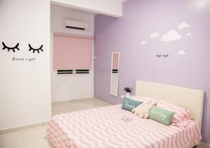 Ένα ή περισσότερα κρεβάτια σε δωμάτιο στο House of Happiness Cozy New Homestay in Prime Kuala Selangor