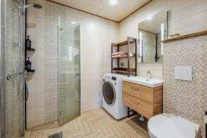 a bathroom with a washing machine and a sink at Kuuse 4 Apartment in Haapsalu