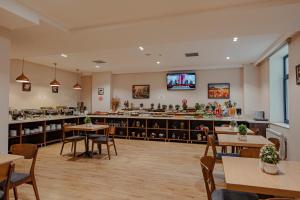 Un restaurante con mesas y sillas y un mostrador. en City Park Inn Baku, en Baku