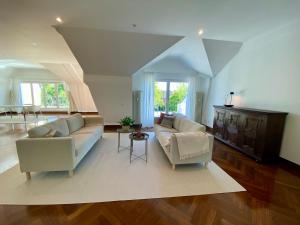 a living room with two couches and a table at Design-Loft mit 2 Balkonen am Stadtwald - 20 min zur Messe Düsseldorf in Krefeld