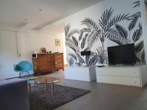 Μια τηλεόραση ή/και κέντρο ψυχαγωγίας στο APPART DANS VILLA AVEC GRANDE TERRASSE PRIVATIVe