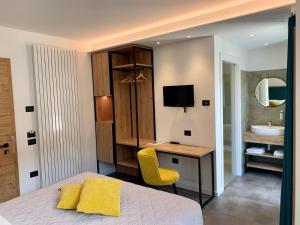 Postel nebo postele na pokoji v ubytování Hotel Locanda Alla Perla + 37 fotografií