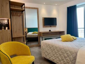 TV a/nebo společenská místnost v ubytování Hotel Locanda Alla Perla