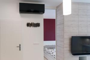 Televízia a/alebo spoločenská miestnosť v ubytovaní Apartament Kapelanów