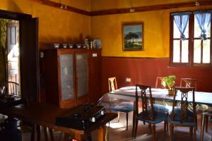 a dining room with a table and chairs at Las Cañas in Londres