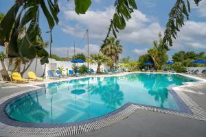 Bazén v ubytování Sotirakis Hotel nebo v jeho okolí