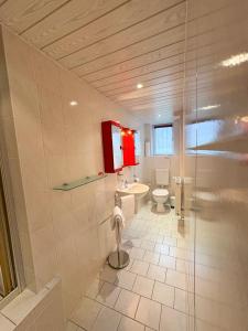 Un baño con inodoro, lavabo y ducha. en Ferienwohnung Haus Seeblick Geltow, en Schwielowsee