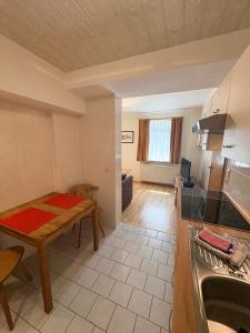 Una cocina con una mesa y un comedor. en Ferienwohnung Haus Seeblick Geltow, en Schwielowsee