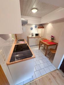 Una pequeña cocina con un fregadero y una mesa. en Ferienwohnung Haus Seeblick Geltow, en Schwielowsee 19 fotos más