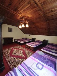 Rúm í herbergi á Apartmány Na vyhlídce