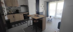 Kuchyň nebo kuchyňský kout v ubytování Appartement cosy à Chartres avec balcon de 50 m²