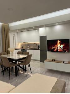 a kitchen and dining room with a table and a fireplace at Apartman Marijanović Široki Brijeg in Široki Brijeg