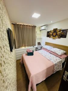 ein Schlafzimmer mit einem großen Bett und einem Fernseher in der Unterkunft Brasília - Lakeside Apartamento in Brasilia