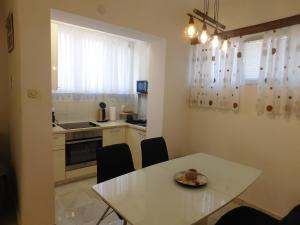 Kuchyňa alebo kuchynka v ubytovaní Apartment Fontana Felicita