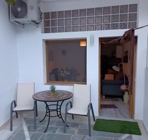 a patio with a table and two chairs at Apartamento Exclusivo - María 7 in Benaoján