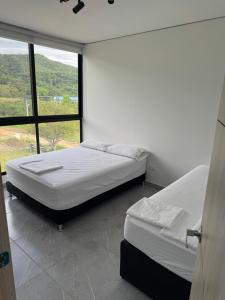 Postel nebo postele na pokoji v ubytování Arrayanes 33, Ricaurte San Marcos