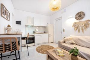 Dapur atau dapur kecil di Ethereal Aura Apartment - 1 Min to the Beach