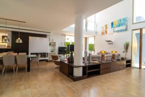 A television and/or entertainment centre at Villa Purpura Panoramic