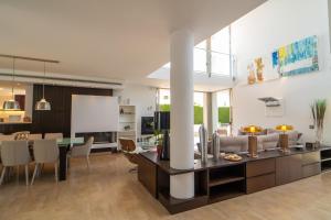 A seating area at Villa Purpura Panoramic