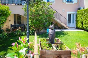 比奥Provençale de Biot的站在花园中的猫雕像