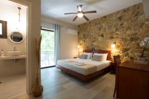 Postel nebo postele na pokoji v ubytování Hotel Kastri