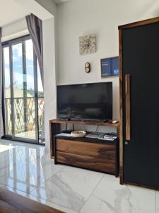 a living room with a large flat screen tv at OCTOPUS in Sutivan