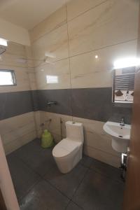 Himasailam Pool Resort Vagamon في فاغامون: حمام مع مرحاض ومغسلة