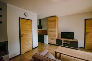 a living room with a couch and a table at Dębowa Przystań in Boszkowo-Letnisko