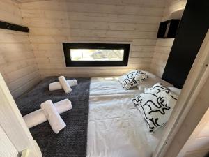 Ένα ή περισσότερα κρεβάτια σε δωμάτιο στο Little Elves Cabin