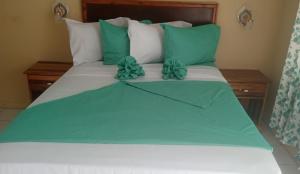 Postel nebo postele na pokoji v ubytování The Grand Begonia Beach Hotel