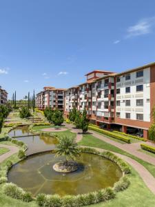 eine Apartmentanlage mit einem Brunnen im Innenhof in der Unterkunft Brasília - Lakeside Apartamento in Brasilia