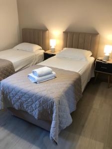 ルートラ・オレアス・エレニスにあるVilla Kleopatraのベッド2台(上段にタオル付)が備わる客室です。