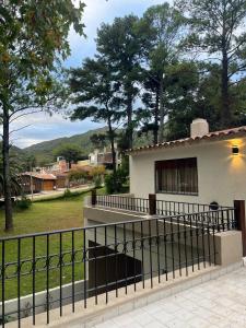 サンタ・ロサ・デ・カラムチタにあるTierra Madreの前に柵がある家