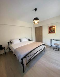 ルートラ・オレアス・エレニスにあるVilla Kleopatraのベッドとテーブルのある寝室