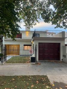 サンタ・ロサ・デ・カラムチタにあるTierra Madreの赤いガレージのドアと駐車禁止の標識のある家